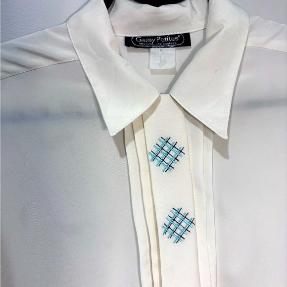 White medium petite button up blouse - Picture 2 of 5